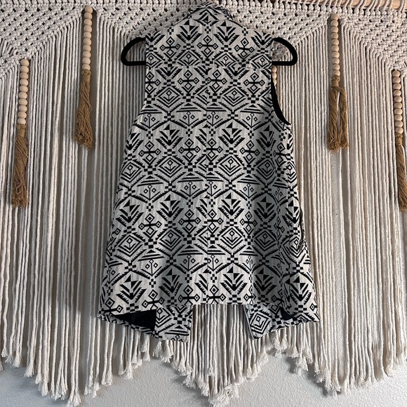Forever 21 black and white tribal print vest S - Picture 3 of 3